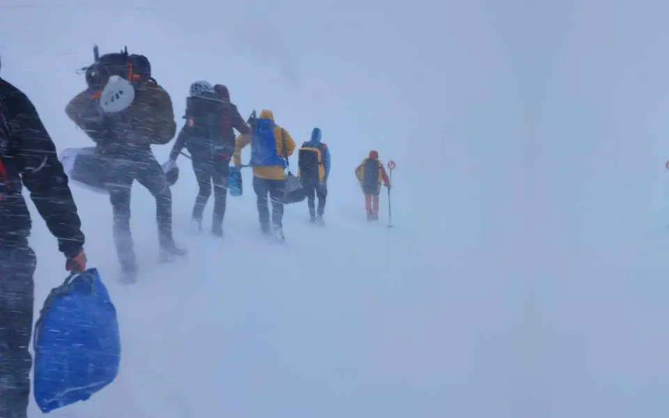 Emerek sorban haladnak a hófúvásban - Téli magashegyi felkészítő